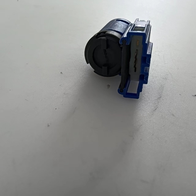 1J0 927 189 Sicherheitsschalter für die Kupplungsanlage aus ABS-Kunststoff für Audi/Volkswagen