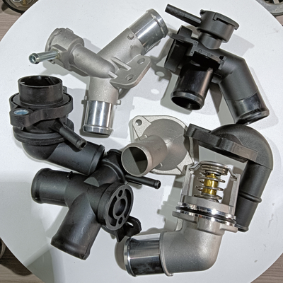 Changan Ford Fiesta V 1.3L 01-08 2S6G8250A1B Kühlmittelflansche mit Autobefestigung in Schwarz