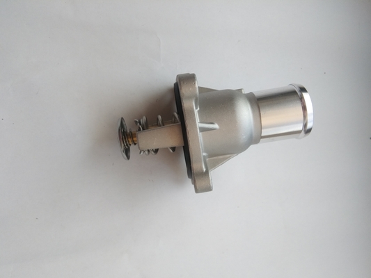 Der Thermostat-Gehäuse-Kühlmittelflansch für OPEL Fiat 24435102 6338050 1338404