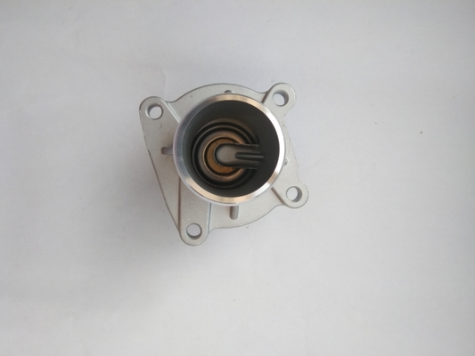 Der Thermostat-Gehäuse-Kühlmittelflansch für OPEL Fiat 24435102 6338050 1338404