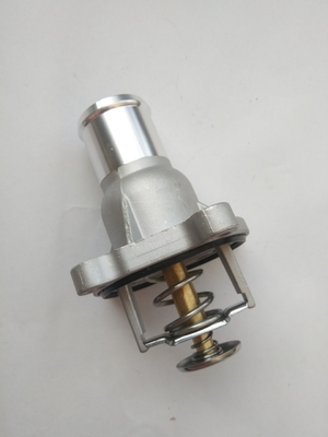 Der Thermostat-Gehäuse-Kühlmittelflansch für OPEL Fiat 24435102 6338050 1338404