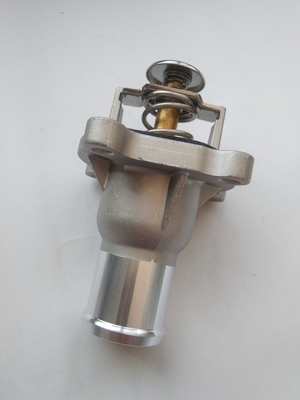 Der Thermostat-Gehäuse-Kühlmittelflansch für OPEL Fiat 24435102 6338050 1338404