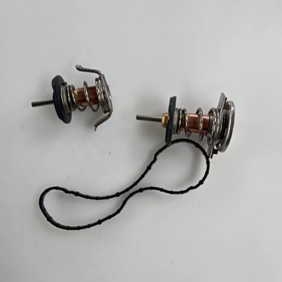 Metall-Kunststoff-Kühlmittelthermostat für Motoren für Ford F250 F350 F450 F550 6.4L 2008 2009 2010